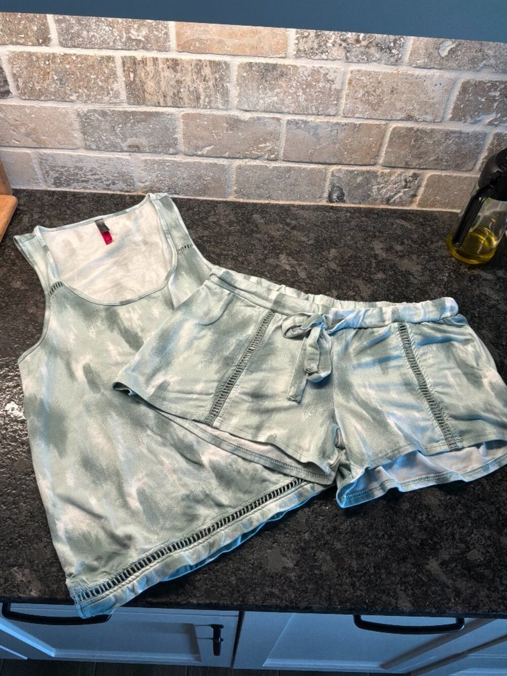 Vince Camuto green tie dye loungewear set. tank/shorts size Medium